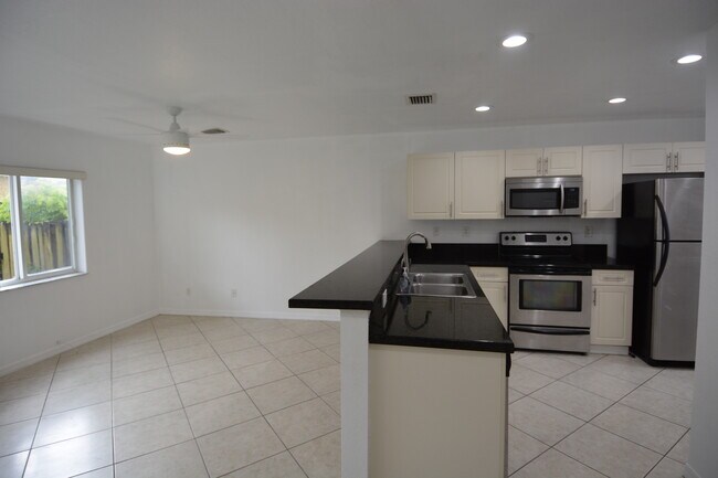 Building Photo - 324 NE 3rd St