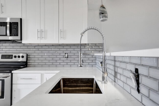 Building Photo - 1631 Riverview Rd