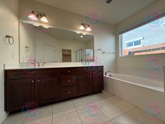 Building Photo - Gorgeous Newer 3 Bedroom Home! Located off...