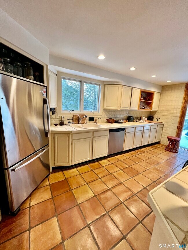 Building Photo - 290 Cliffside Dr