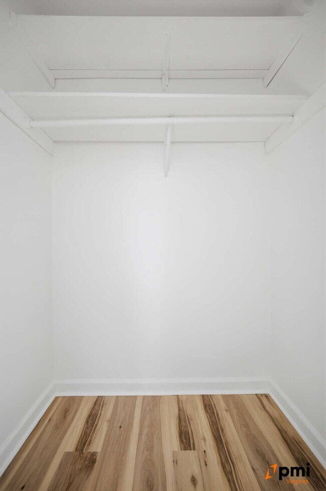 Building Photo - 3 BEDROOM 2.5 BATH WITH FENCED IN YARD AND DETACHED GARAGE FOR RENT IN NORFOLK!