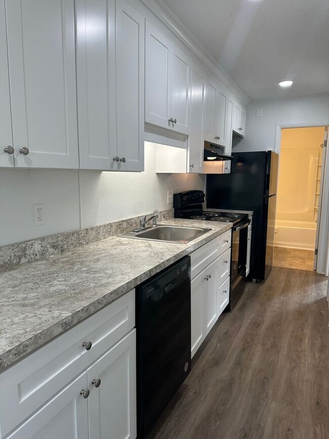 Building Photo - 2339 Memorial Ave SW