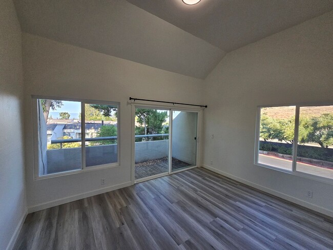 Building Photo - Gorgeous COMLETELY RENOVATED 3 Bed/2.5 Bat...