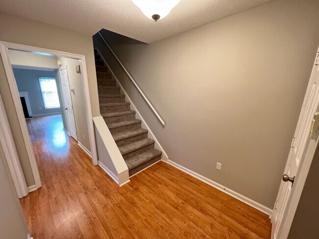 Building Photo - Adorable 3 Bedroom Townhouse w/ 1st Floor ...
