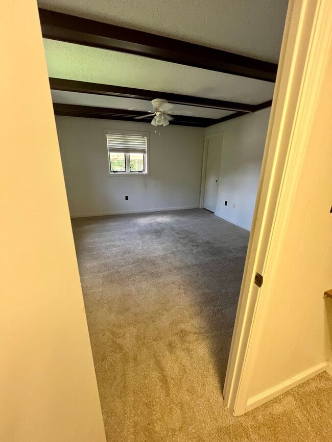 Building Photo - Well-Located One-Level Condo -- Just Minut...