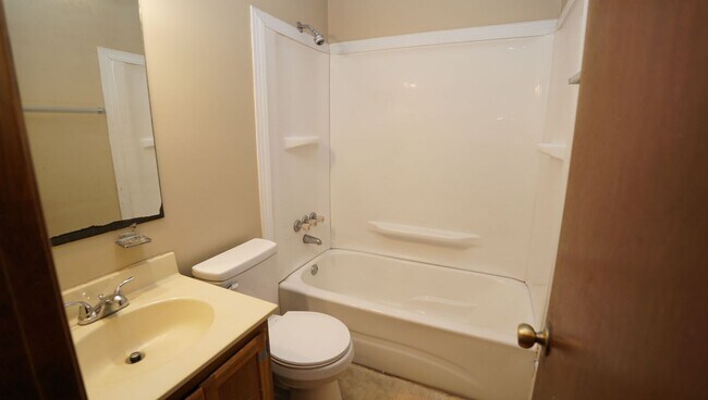 Building Photo - Cinnamon Ridge – 3 bedrooms and 2 baths