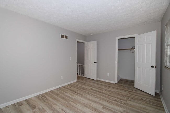 Building Photo - 2 Bed 1.5 Bath Condo