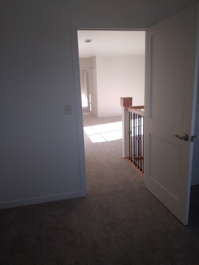 Building Photo - 2749 Hidden Dr