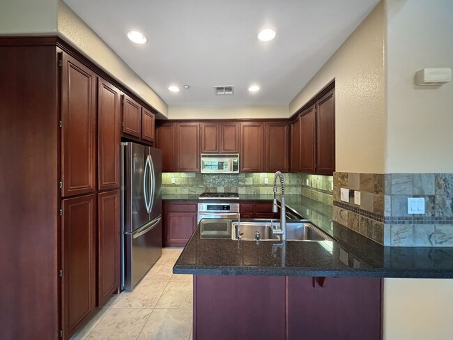 Building Photo - Beautiful & Spacious 2BD/2BA Townhouse in ...