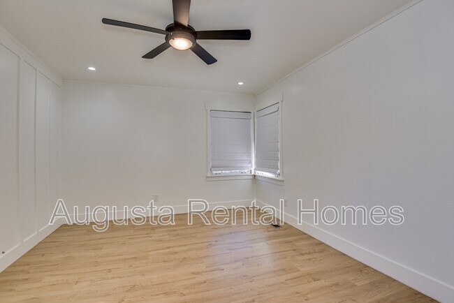 Building Photo - 3137 Edinburgh Dr