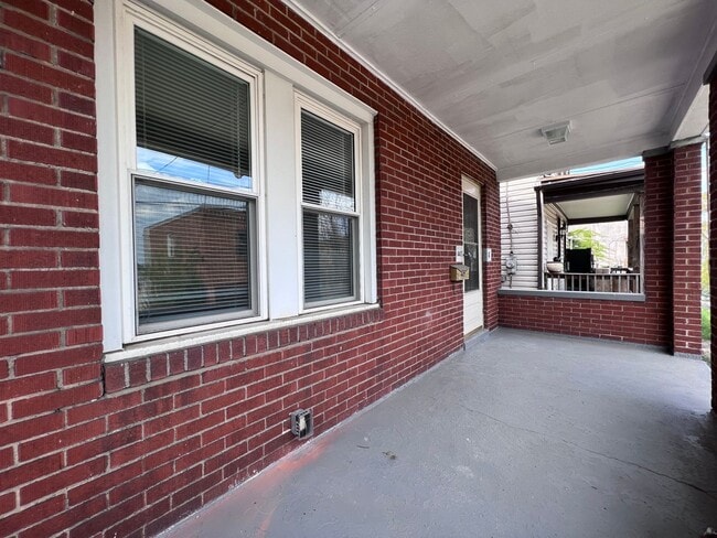 Building Photo - Updated 2BR house with Garage!