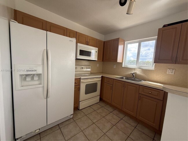 Building Photo - 940 NE 33rd Terrace