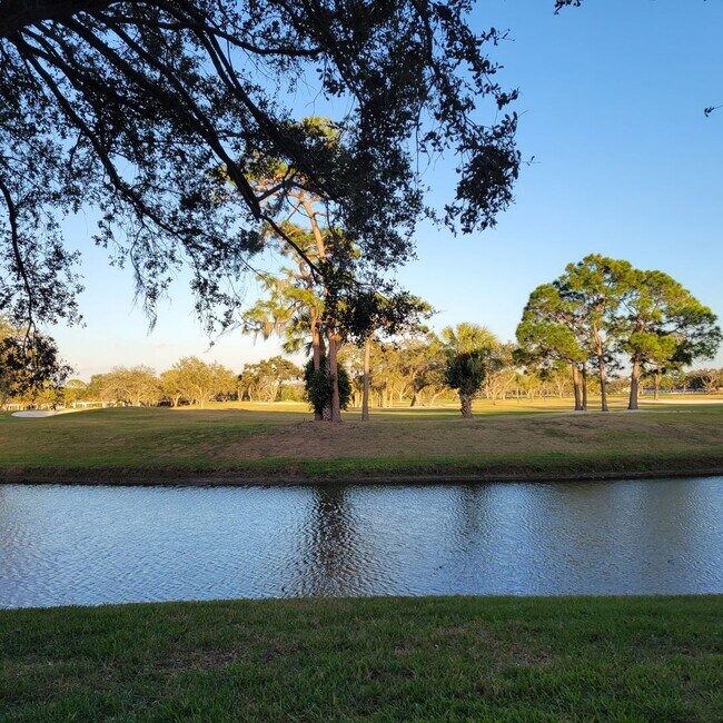 Building Photo - Annual OR Seasonal turnkey FURNISHED 2/2 ground floor condo with golf course and water views