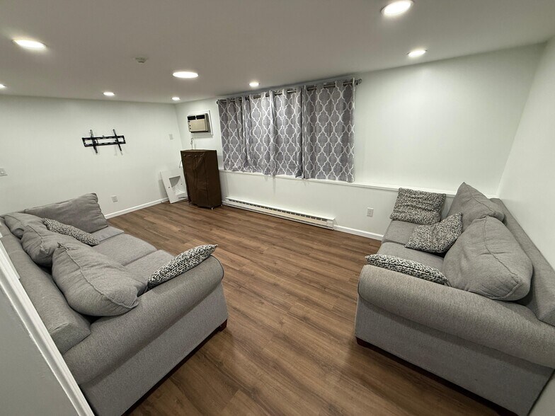 Building Photo - 15 Spencer Rd