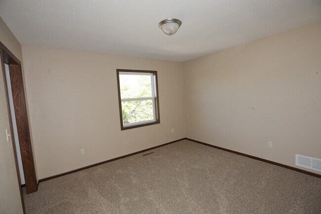 Building Photo - 1105 S Dewey St