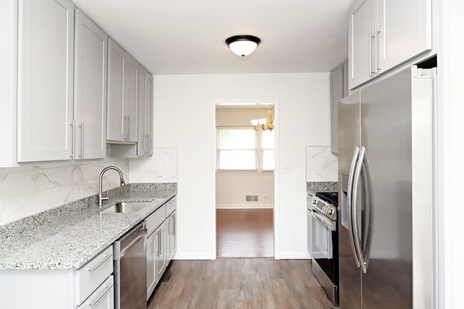 Building Photo - Newly Renovated One Level Downtown Residence