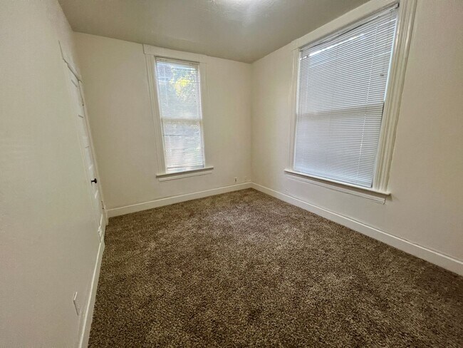 Building Photo - Downtown Red Bluff Victorian 3 bedroom 1 bath Home