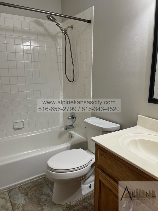 Building Photo - Beautiful California Split in Platte County