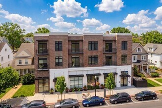 Building Photo - 423 South Ave W