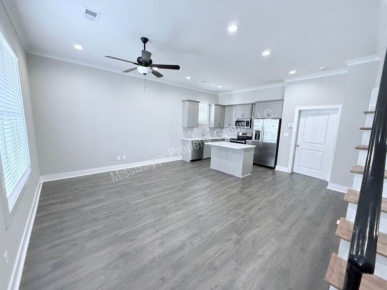 Building Photo - 1402 Pleasant Dr