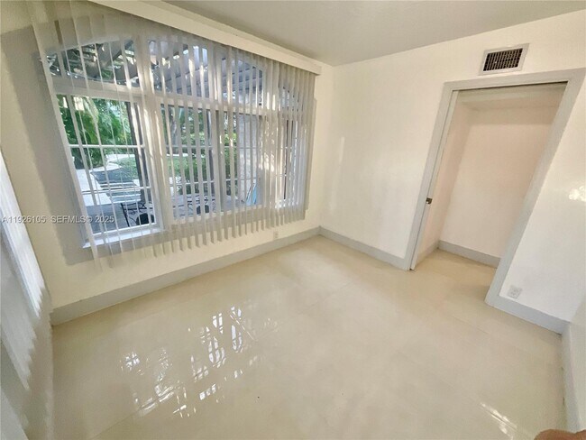 Building Photo - 1612 NE 2nd Ct