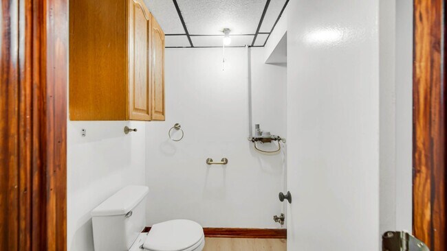 Building Photo - 2 Bedroom 1.5 Bathroom House for Rent!