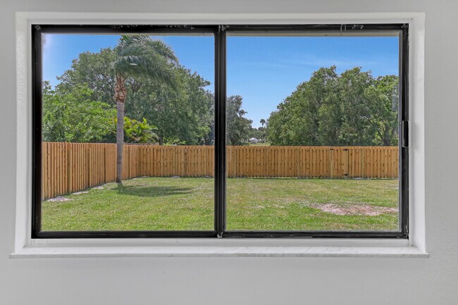 Building Photo - 2055 SE West Dunbrooke Cir