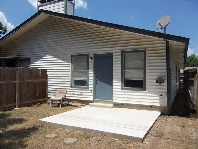Building Photo - 2005 Iroquois Ln