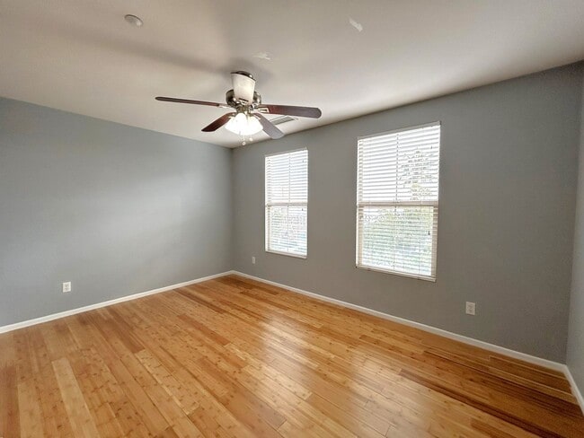 Building Photo - Beautiful Multi-Level 2-Bedroom Condo in Victoria Gardens HOA!