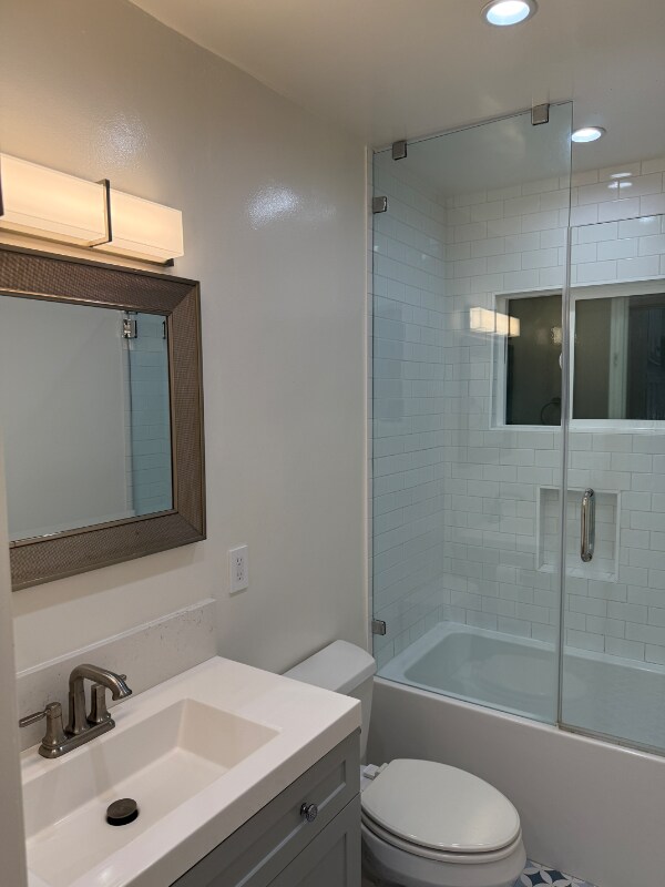 Building Photo - 2140 Beachwood Dr