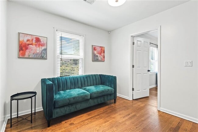 Building Photo - 3201 Lakeridge Dr SE