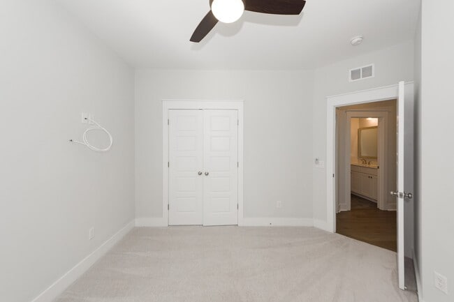 Building Photo - 1213 Captain Rivers Dr