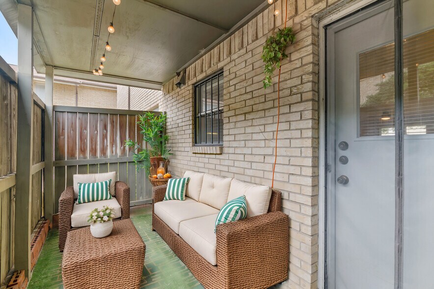 Patio Virtually Staged - 5084 Matilda St