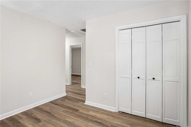 Building Photo - 1813 N Creek Cir