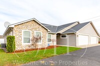 Building Photo - Spacious Home with Vaulted Ceilings