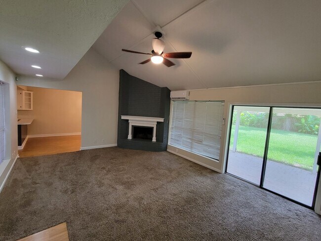 Building Photo - Cute 3B/2B Home Available on October 1st!