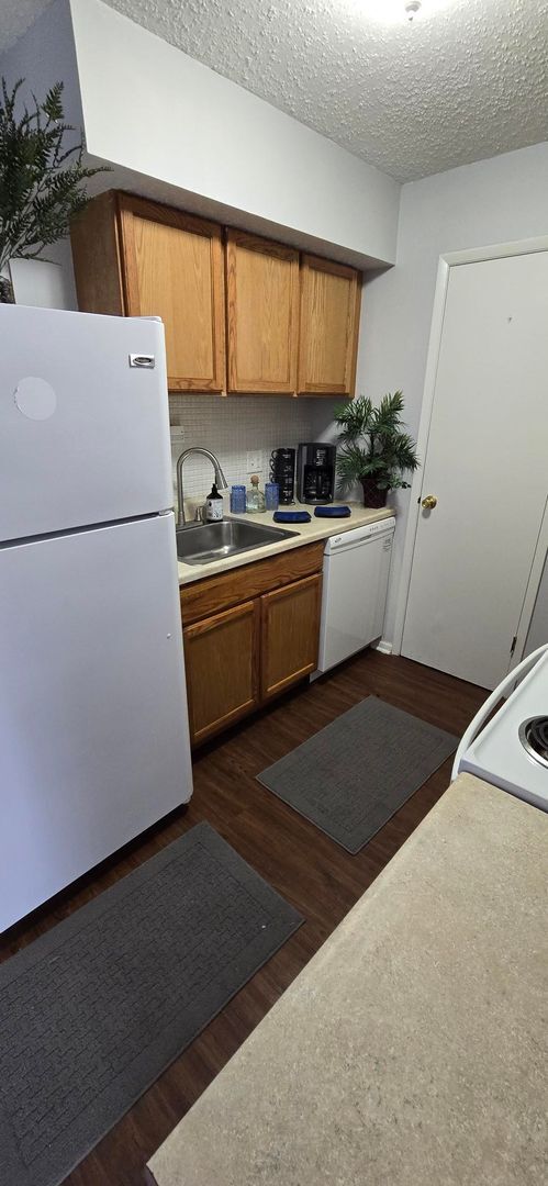 Building Photo - Renovated Two Bedroom Condo with Garage Space in Ladue School District