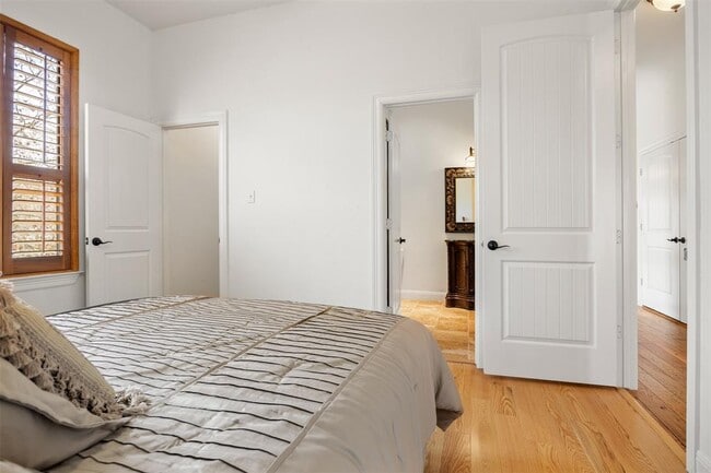 Building Photo - 322 Lake Placid Dr