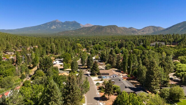 Building Photo - Reburbished 3bd/2ba, 2,275 sq ft home in Coconino Estates close to Hospital, park, downtown Flags...