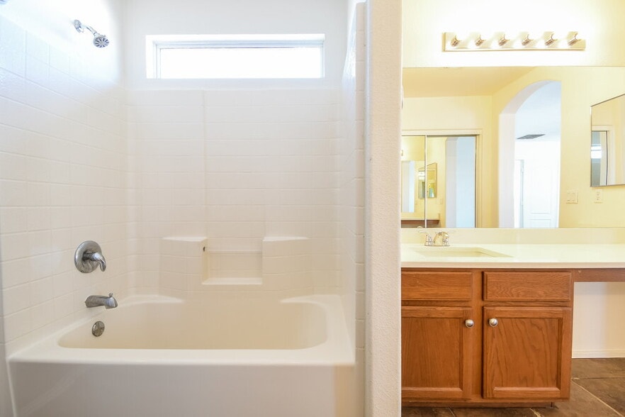 Building Photo - 1150 E Ferrara St