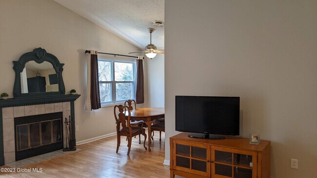 Building Photo - 1006 Greenwich Dr