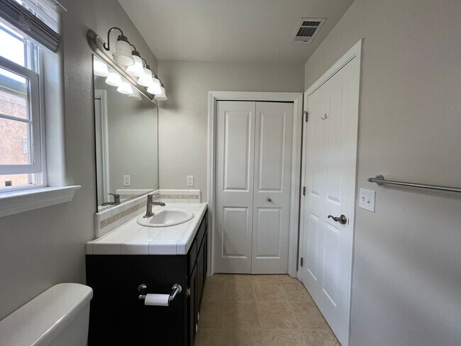 Building Photo - Charming 3 bedroom home in Paso Robles