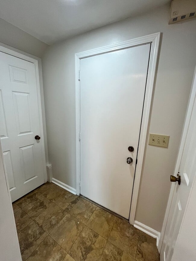 Building Photo - 3 Bedroom Single Family Home in Liverpool