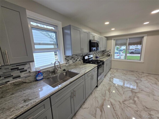 Building Photo - 7249 Silvery Ln