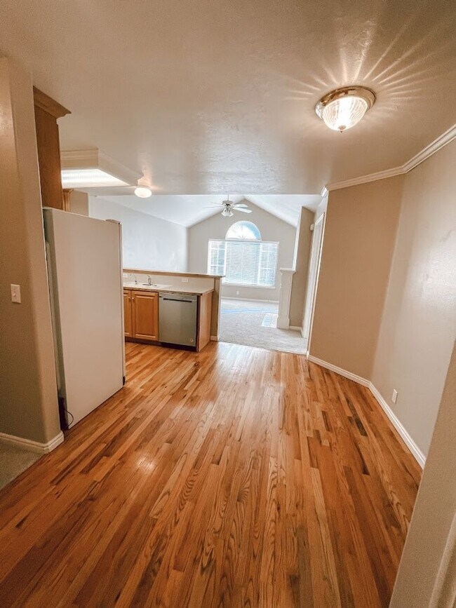Building Photo - Timeless Condo in the Heart of Orem