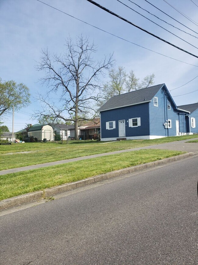 Building Photo - 224 Lamont St