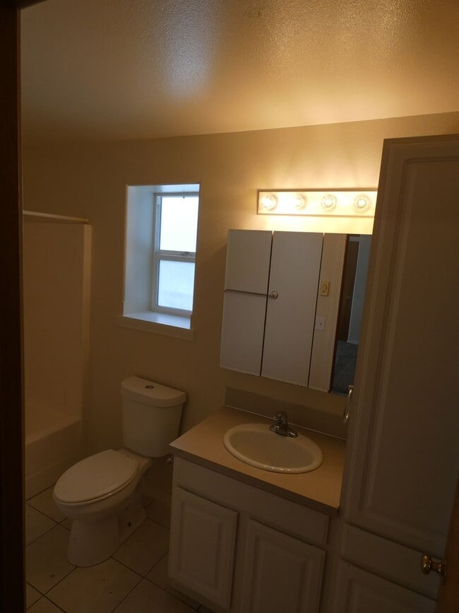 Building Photo - **Spacious Duplex** Lower Level