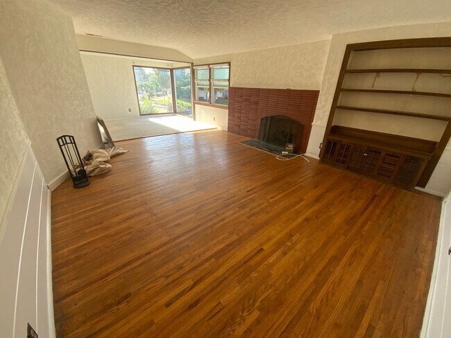 Building Photo - 981 Calle Miramar
