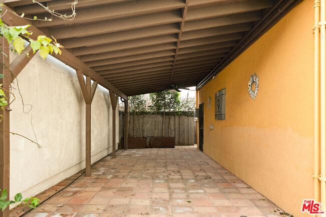 Building Photo - 637 N Alta Vista Blvd