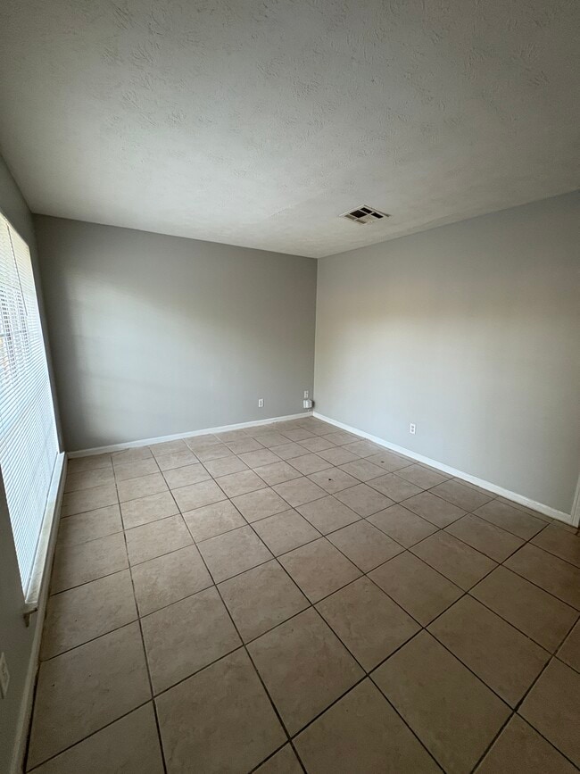 Building Photo - 1542 Midway St